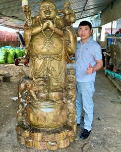 Tượng Di Lặc Chúc Phúc cao 2m tại xưởng gỗ thủy tùng quốc khánh tại đăk lăk